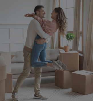 Construímos espaços que inspiram Homem abraçando uma mulher e os dois sorrindo